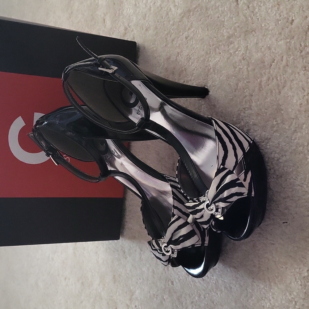 Guess Pump Heels - Picture 3 of 13